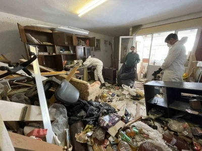 İzmir&rsquo;de &ccedil;&ouml;pl&uuml;ğe d&ouml;nen evden 10 ton atık &ccedil;ıkartıldı
