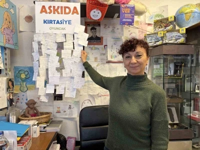 İzmir&rsquo;de defter ve kalemler &lsquo;askıda kırtasiye&rsquo; ile sahiplerini buluyor
