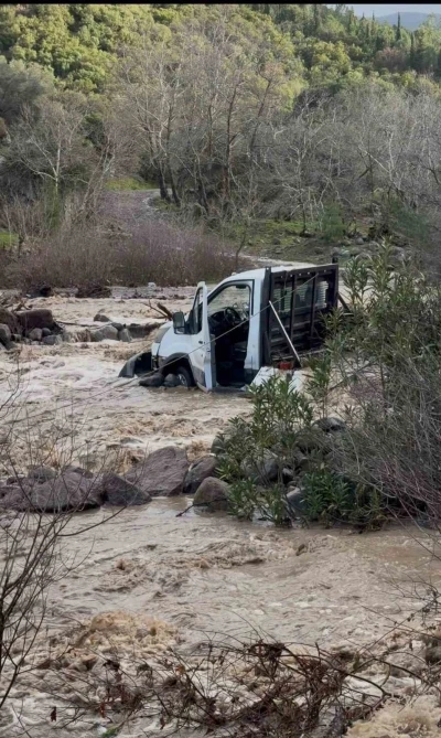 İzmir&rsquo;de derede mahsur kalan 3 kişi kurtarıldı
