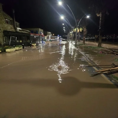İzmir&rsquo;de dereler taştı: Yeni Fo&ccedil;a&rsquo;yı su bastı
