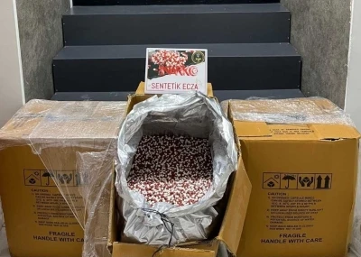 İzmir&rsquo;de dev uyuşturucu operasyonu: 300 bin hap ele ge&ccedil;irildi
