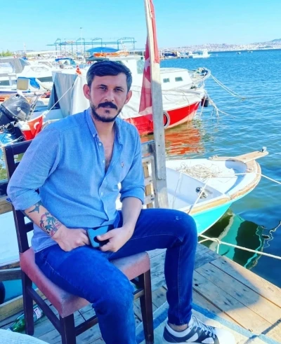 İzmir&rsquo;de devrilen motosikletin s&uuml;r&uuml;c&uuml;s&uuml; hayatını kaybetti
