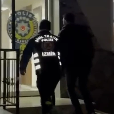 İzmir&rsquo;de drift yaparken d&uuml;kkana &ccedil;arpan s&uuml;r&uuml;c&uuml; yakalandı
