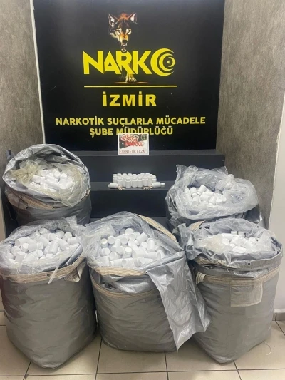 İzmir&rsquo;de durdurulan ara&ccedil;tan 156 bin uyuşturucu hap &ccedil;ıktı
