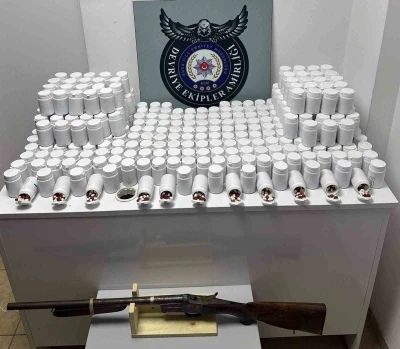 İzmir&rsquo;de durdurulan ara&ccedil;tan binlerce uyuşturucu hap &ccedil;ıktı
