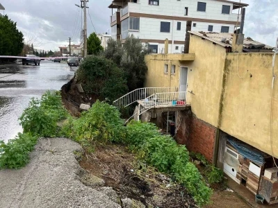 İzmir&rsquo;de evin istinat duvarı &ccedil;&ouml;kt&uuml;: 3 kişi tahliye edildi
