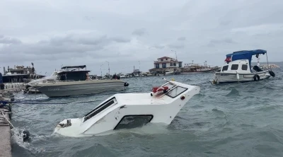 İzmir&rsquo;de fırtına ve dev dalgalar tekneleri batırdı
