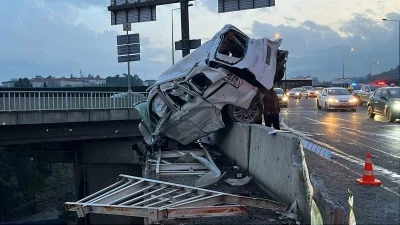 İzmir&rsquo;de freni boşalan kamyon dehşet sa&ccedil;tı: 3 yaralı
