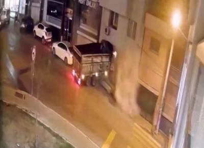 İzmir’de freni boşalan kamyon duvarı yıkıp eve girdi
