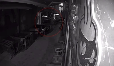 İzmir’de gazete binasına silahlı saldırı kamerada
