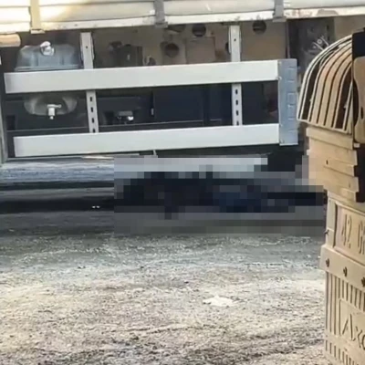 İzmir&rsquo;de geri manevra yapan tırın altında kalan şof&ouml;r hayatını kaybetti
