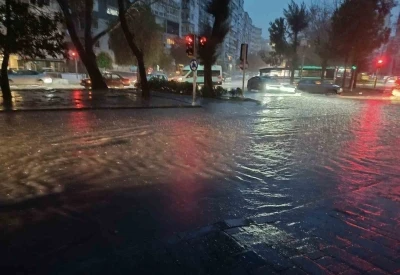 İzmir&rsquo;de g&uuml;ne sağanakla başladı, yollar g&ouml;le d&ouml;nd&uuml;
