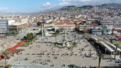 İzmir&rsquo;de g&uuml;neşli havayı g&ouml;ren vatandaşlar sahile akın etti
