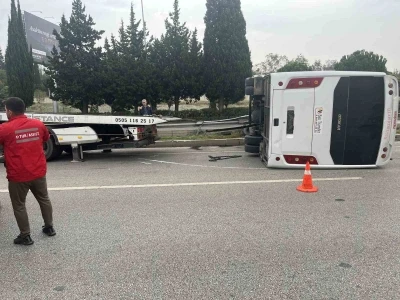 İzmir’de havalimanı personel servisi devrildi: 5 yaralı
