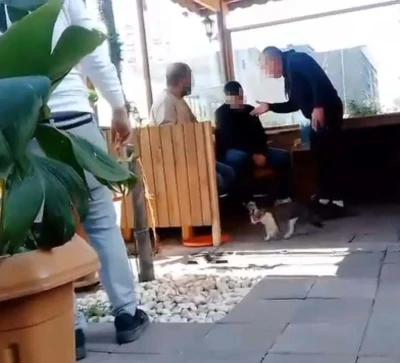 İzmir’de hırsızlık yaptığı öne sürülen taksi şoförüne darp
