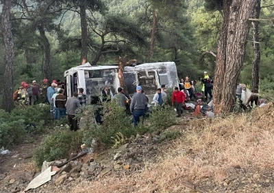 İzmir&rsquo;de iş&ccedil;i servisi şarampole devrildi: 22 yaralı
