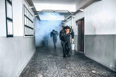 İzmir&rsquo;de, itfaiyeden polis okulunda yangın tatbikatı
