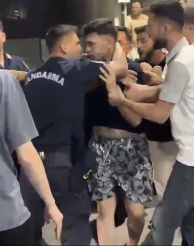 İzmir’de jandarma ekiplerine saldırı: 8 gözaltı, 2 firari
