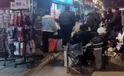İzmir’de kamp sandalyeli, battaniyeli indirim nöbeti: Çarşı ortasında sabahladılar
