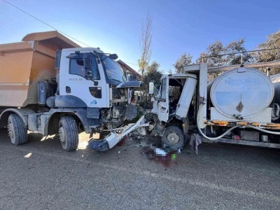 İzmir&rsquo;de kamyon ile kamyonet &ccedil;arpıştı: 1 yaralı

