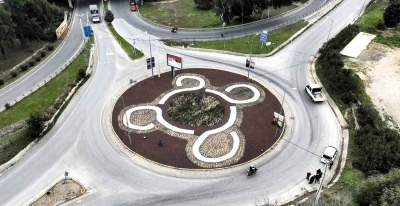 İzmir&rsquo;de kavşaklar sanat eserine d&ouml;n&uuml;ş&uuml;yor
