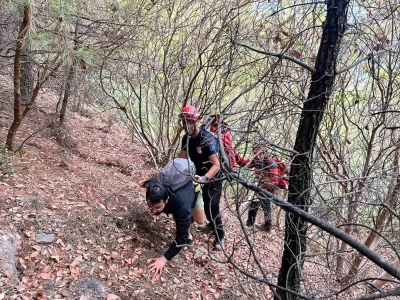 İzmir’de kayalıklarda mahsur kalan 3 genç kurtarıldı
