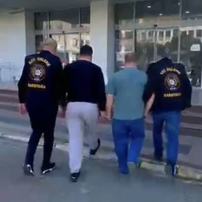 İzmir&rsquo;de kesinleşmiş hapis cezası bulunan 2 firari yakalandı
