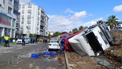 İzmir’de kontrolden çıkan tır yan yola uçtu: 2 araç ezildi
