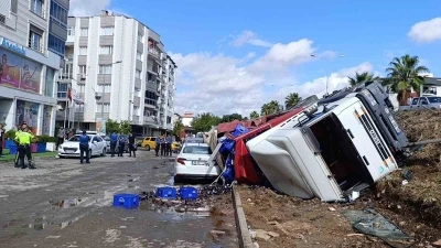 İzmir’de kontrolden çıkan tırın 2 aracı ezdiği anlar kamerada
