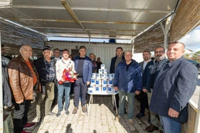 İzmir&rsquo;de k&uuml;&ccedil;&uuml;k &ouml;l&ccedil;ekli balık&ccedil;ıyla dayanışma eli
