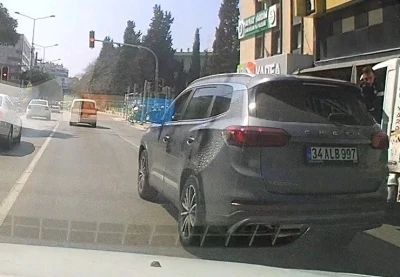 İzmir&rsquo;de kural tanımaz s&uuml;r&uuml;c&uuml; ara&ccedil; kamerasına yansıdı
