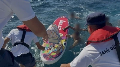 İzmir&rsquo;de k&uuml;rek s&ouml;rf&uuml; yaparken denizde s&uuml;r&uuml;klenen 5 kişi kurtarıldı
