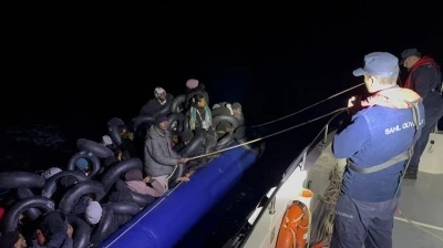 İzmir&rsquo;de lastik bot durduruldu: 35 d&uuml;zensiz g&ouml;&ccedil;men yakalandı
