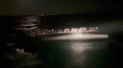 İzmir&rsquo;de lastik bot i&ccedil;erisindeki 45 d&uuml;zensiz g&ouml;&ccedil;men yakalandı
