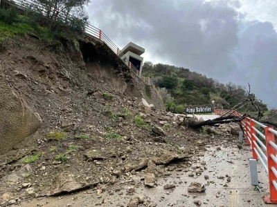 İzmir&rsquo;de l&uuml;ks site yolu toprak kayması nedeniyle kapandı
