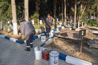 İzmir&rsquo;de mezarlıklar doldu
