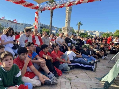 İzmir&rsquo;de milli heyecan meydanlara taştı: Dev ekranda D&uuml;nya Kupası coşkusu
