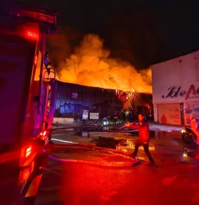 İzmir&rsquo;de mobilya fabrikasında yangın

