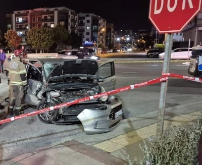 İzmir&rsquo;de motosiklet ile otomobil &ccedil;arpıştı: 1 &ouml;l&uuml;, 2 yaralı
