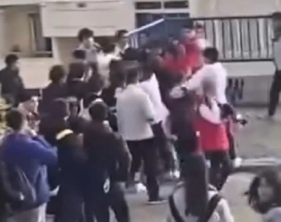 İzmir&rsquo;de &ouml;ğrenciler birbirine girdi: Sokak boks ringine d&ouml;nd&uuml;
