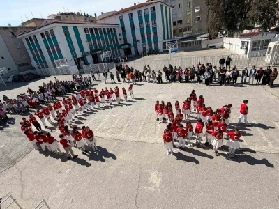 İzmir&rsquo;de &ouml;ğrenciler İstiklal Marşı&rsquo;nı işaret diliyle okudu
