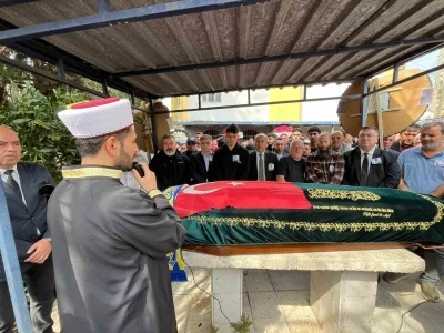 İzmir&rsquo;de &ouml;ld&uuml;r&uuml;len taksi şof&ouml;r&uuml; son yolculuğuna uğurlandı
