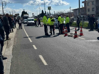 İzmir&rsquo;de &ouml;l&uuml;ml&uuml; kaza sonrası vatandaşlar kara yolunu trafiğe kapattı
