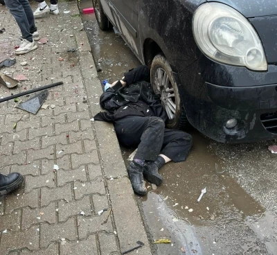 İzmir&rsquo;de otomobil apartmanın bah&ccedil;esine u&ccedil;tu: 1&rsquo;i ağır 6 yaralı
