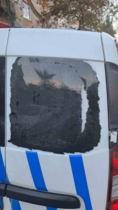 İzmir’de polis aracına saldırıp camı kırdılar
