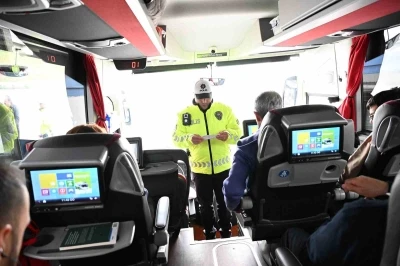 İzmir&rsquo;de polis ekiplerinden bayram mesaisi
