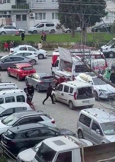 İzmir&rsquo;de polis merkezi &ouml;n&uuml;nde sopayla darp kamerada
