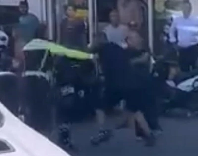 İzmir’de polise tekmeli yumruklu saldırı
