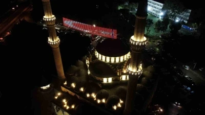 İzmir&rsquo;de Ramazan ayının ilk teravih namazı kılındı
