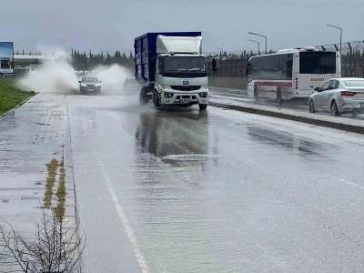 İzmir&rsquo;de sağanak etkili oldu: Yollar g&ouml;le d&ouml;nd&uuml;, trafik kilitlendi
